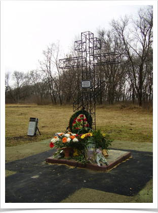 Пам'ятний знак (хрест)
м. Синельникове, Дніпропетровської обл.
Хрест із нержавіючої сталі.
Жертвам Голодомору 1932-1933