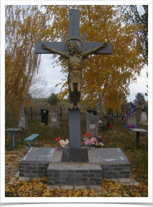 Пам'ятний знак (хрест)
с. Рубці Краснолиманського району Донецької обл., на сільському цвинтарі
1993 р. Знак являє собою п'ятиметровий дубовий хрест з розп'яттям Ісуса Христоса  у повний зріст.