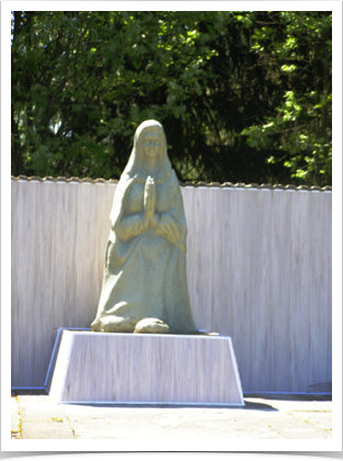 Пам'ятник, с. Великі Крушлинці  Вінницького району, на кладовищі 
1991 р. Скульптурне зображення жінки, що молиться,  виготовлено із залізобетону. Висота -1,5 м. 
Споруджено місцевими майстрами
