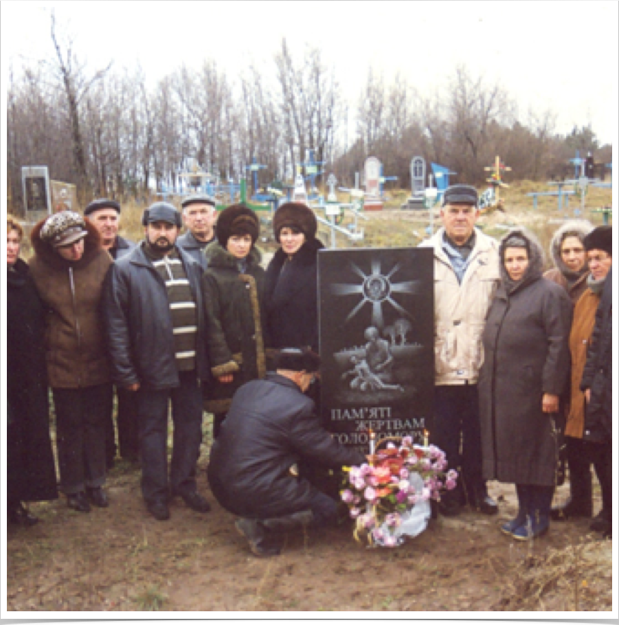 Пам'ятний знак
м. Петровка, Петропавлівського району, Дніпропетровської обл.
На гранітному пам'ятнику зображена жінка із мертвою дитиною. 
Пам'яті жертв Голодомору 1932-1933 років. 