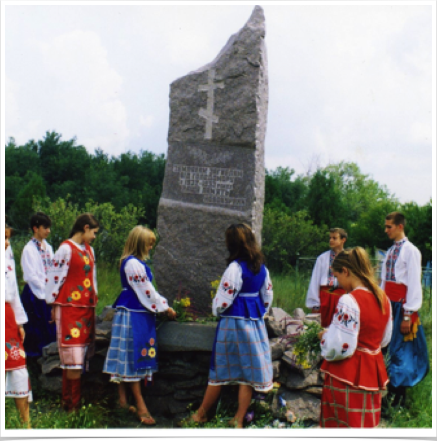 Пам'ятний знак 
Новокурськ, Широківського району, Дніпропетровської обл.
Кам'яна брила з вигравіюваним хрестом. 
Землякам загиблим від Голодомору і 1932-1933 роках. Наша пам'ять. Новокурськ. 